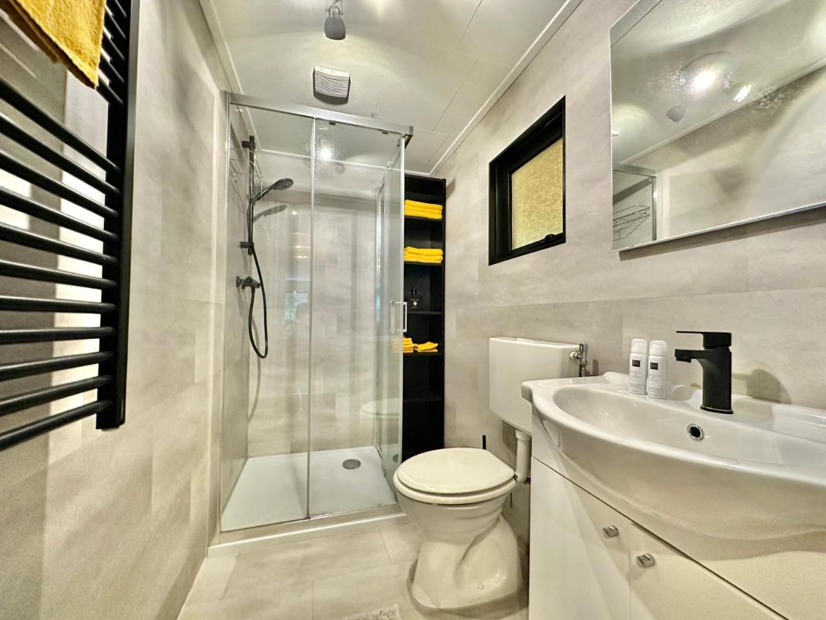 Gezellig Chalet Met 2 Slaapkamers Aan Bosrand Erm ภายนอก รูปภาพ