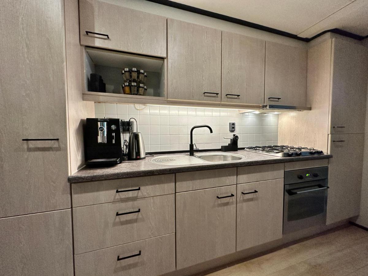 Gezellig Chalet Met 2 Slaapkamers Aan Bosrand Erm ภายนอก รูปภาพ